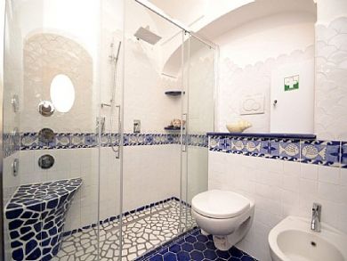Private villa sleeps 6 in Praiano with pool by the Sea